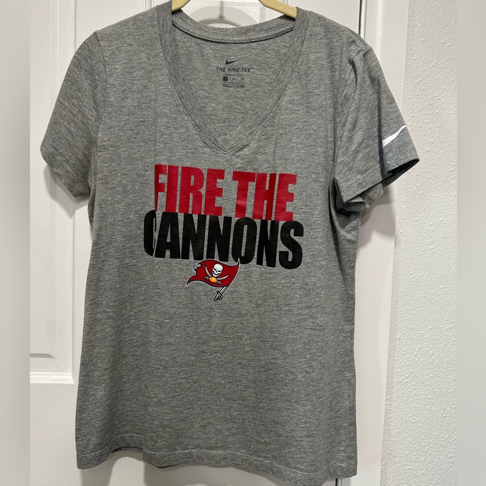 4/$25 Nike NFL Buccaneers womens v neck cotton shirt in Heather gray size small